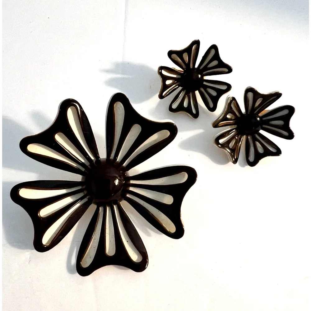 Black White & Gold Enamel Flower Brooch Pin & Clip-On Earrings Jewelry Set VTG